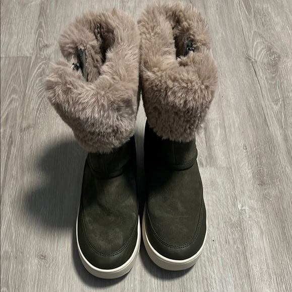 Koolaburra by Ugg Green Boots with Tan Faux Fur - Picture 1 of 3